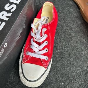 RED LOW CONVERSES